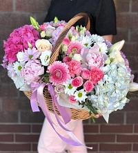 Цветочная композиция из Розы, Хризантемы, Пионы и Лизиантусы в корзине в Холмске