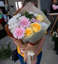 Букет цветов из:  Герберы, Розы и Хризантемы в Холмске
