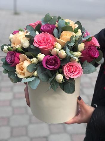 Цветочная композиция из Розы в шляпной коробке в Холмске