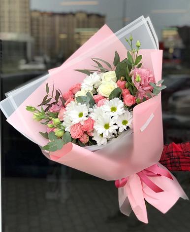 Букет цветов из: Розы, Лизиантусы и Хризантемы в Холмске